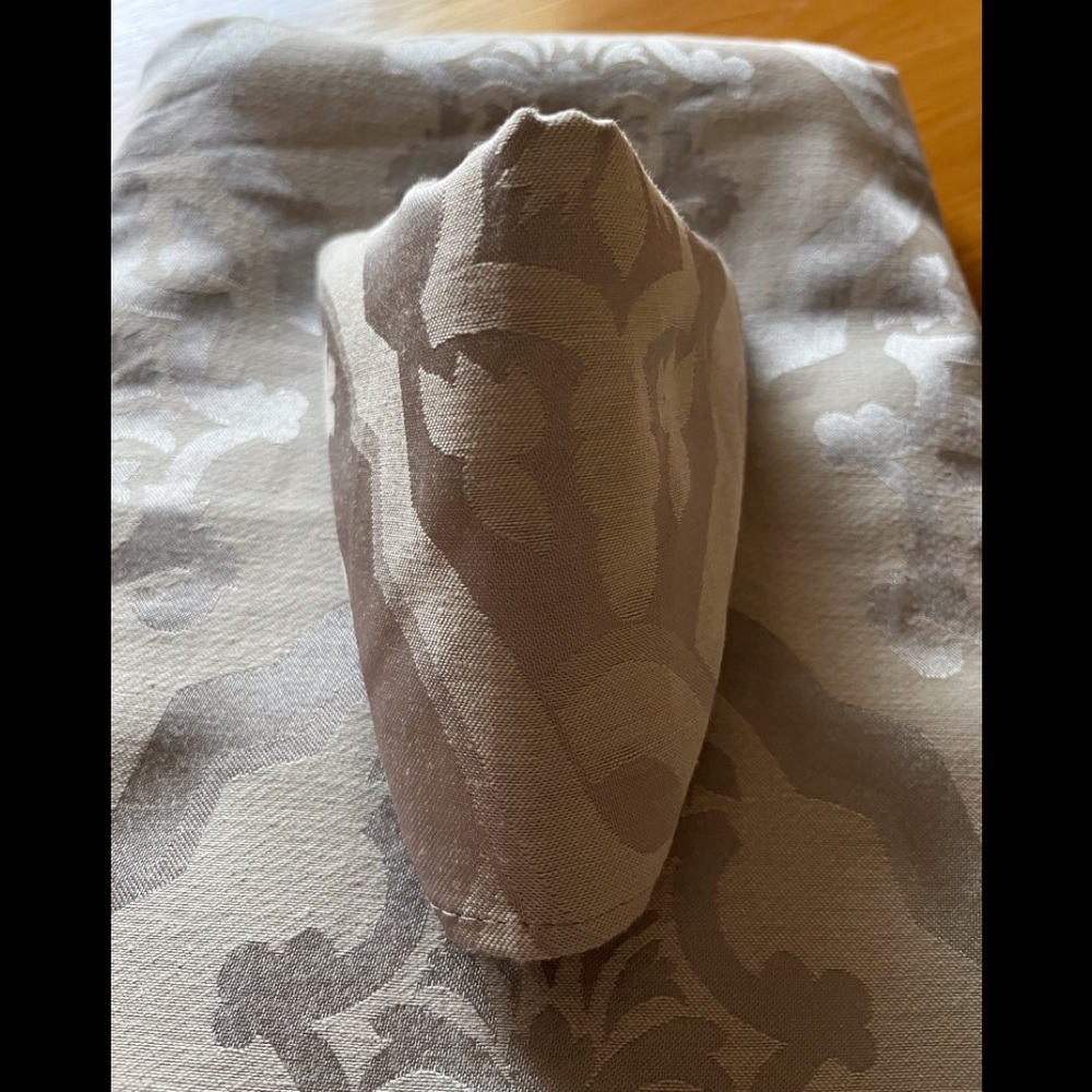 5 Beautiful Silver Jacquard Napkins. 20 x 20. Please read inside for mo…